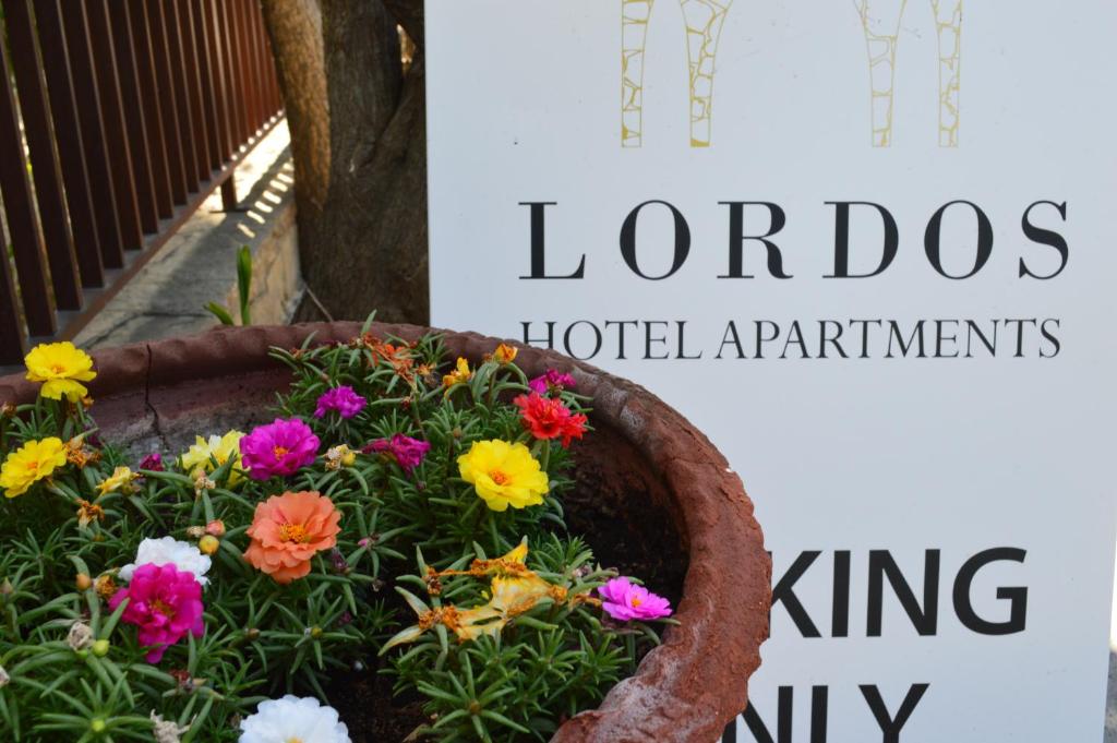 una maceta de flores con flores de colores. en Lordos Hotel Apartments Nicosia en Nicosia