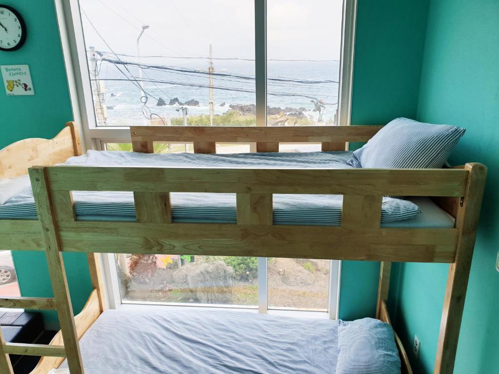Postel nebo postele na pokoji v ubytování Jeju Airport Hostel Yesjun