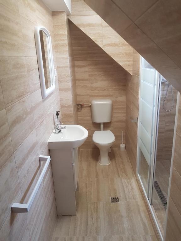 Koupelna v ubytování Lara Guest House