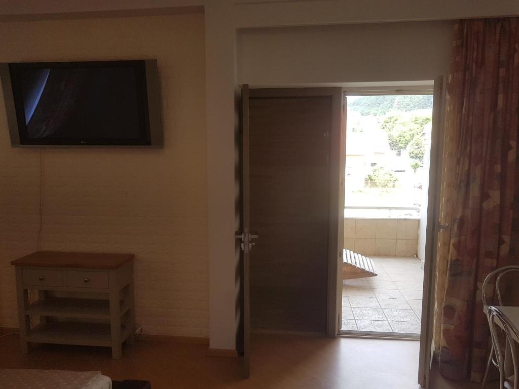 TV a/nebo společenská místnost v ubytování Lara Guest House