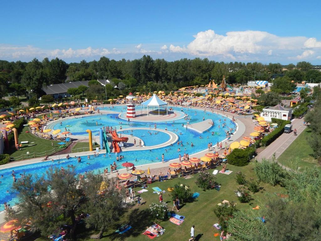 una vista aérea de un parque de atracciones con una gran piscina en Casa mobile Gustocamp a Caorle, en Caorle