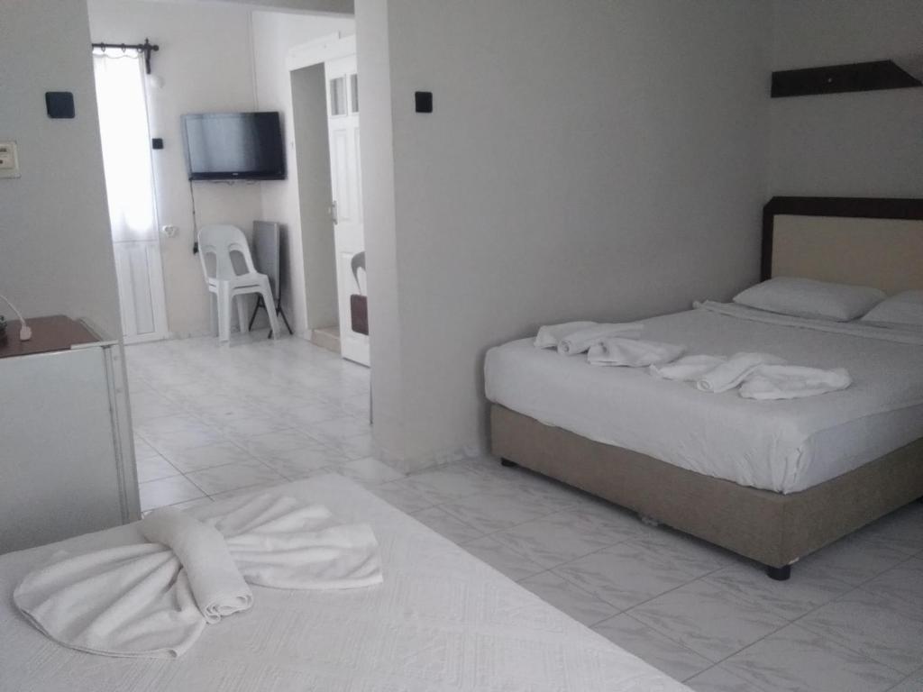 A bed or beds in a room at Ladies Beach Hotel