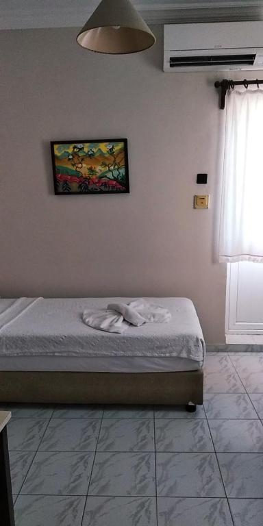 A bed or beds in a room at Ladies Beach Hotel