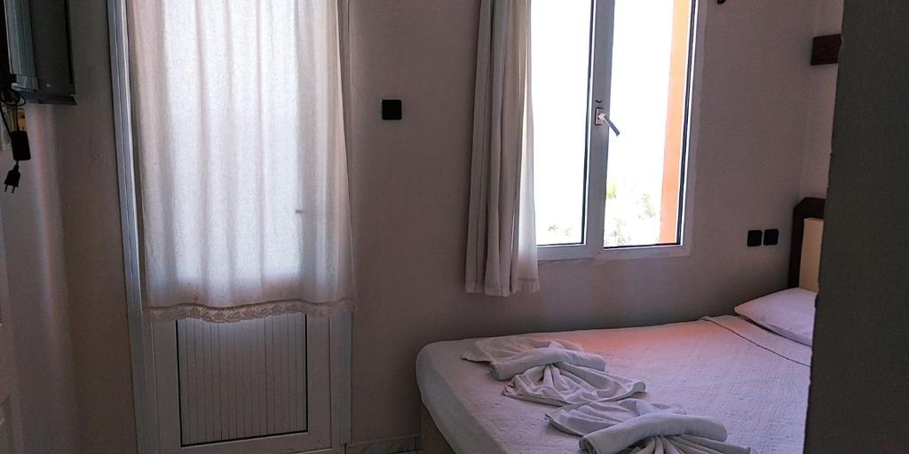 A bed or beds in a room at Ladies Beach Hotel