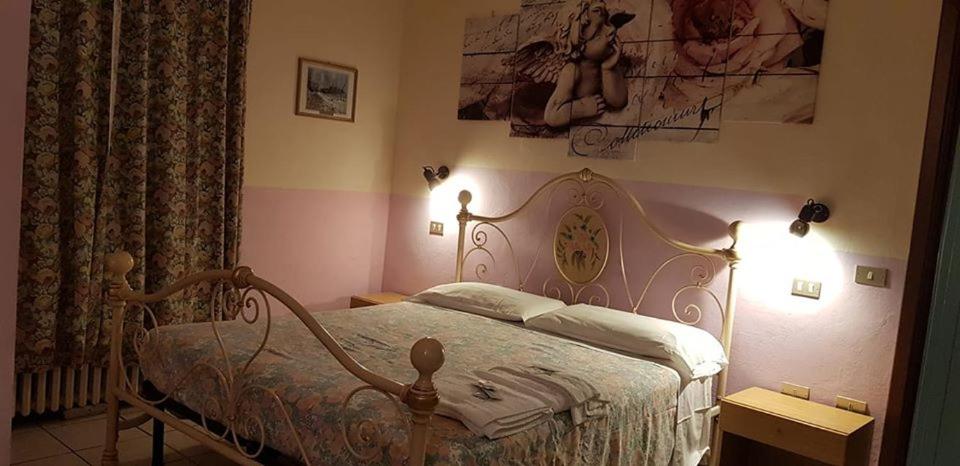 1 dormitorio con 1 cama en una habitación en piccadilly, en Sant Andrea Bagni