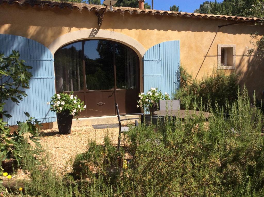a garden in front of a house at Le Bois De La Cour in Roussillon