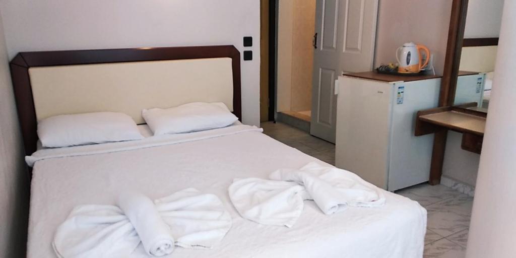 A bed or beds in a room at Ladies Beach Hotel