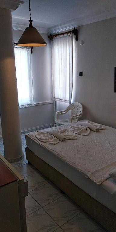 A bed or beds in a room at Ladies Beach Hotel