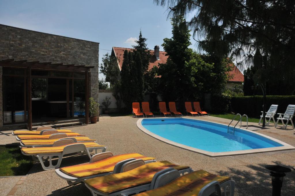 Bazén v ubytování Adler Hotel & Wellness nebo v jeho okolí