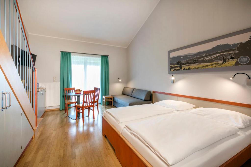 Postel nebo postele na pokoji v ubytování JUFA Hotel Vulkanland