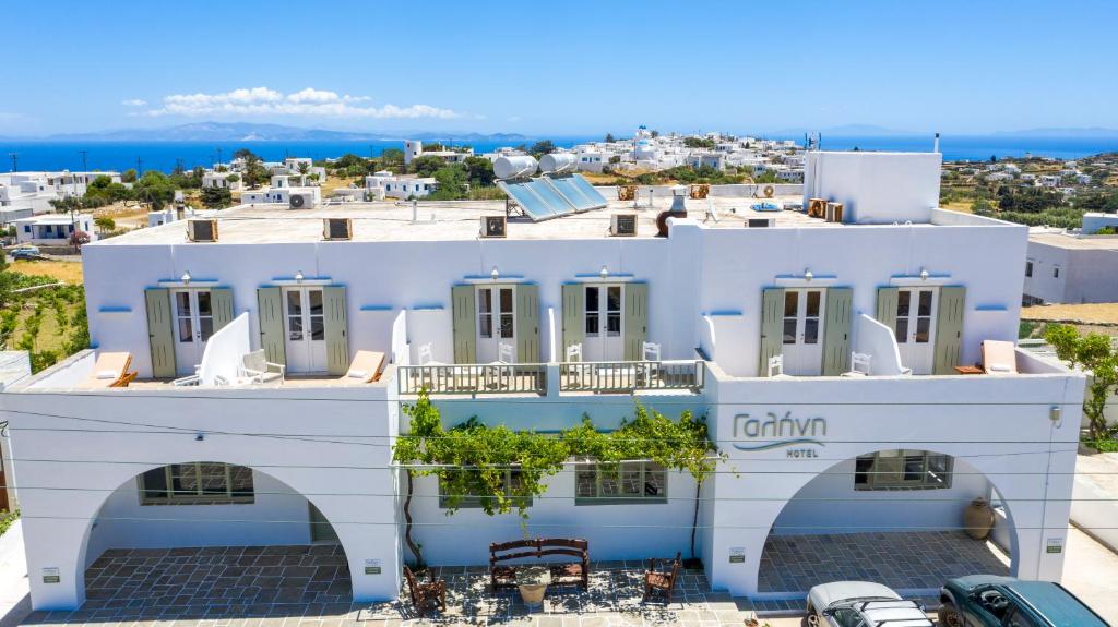 een wit gebouw met uitzicht op de oceaan bij Hotel Galini Sifnos in Apollonia