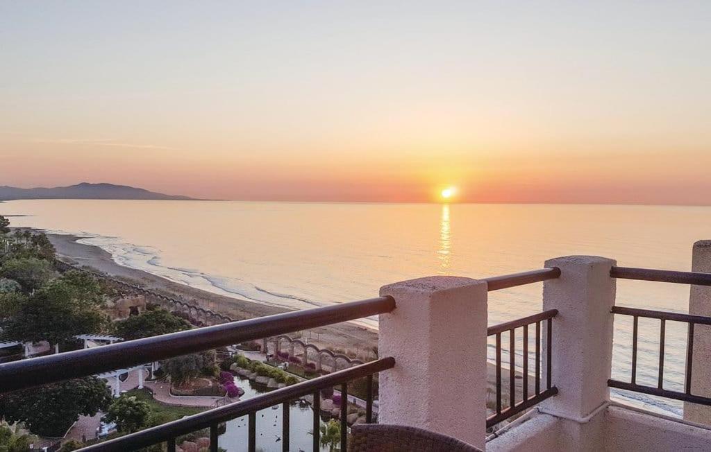 奧羅佩薩德爾馬的住宿－Magnificas vistas al mar，从阳台上欣赏海洋上的日落