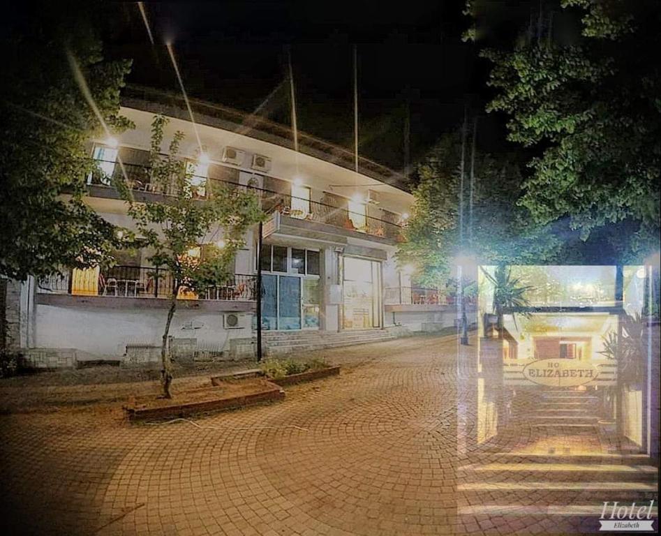 une rue vide devant un bâtiment la nuit dans l'établissement Elizabeth Hotel, à Kallithéa Halkidikis