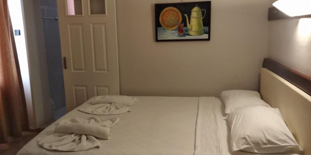 A bed or beds in a room at Ladies Beach Hotel