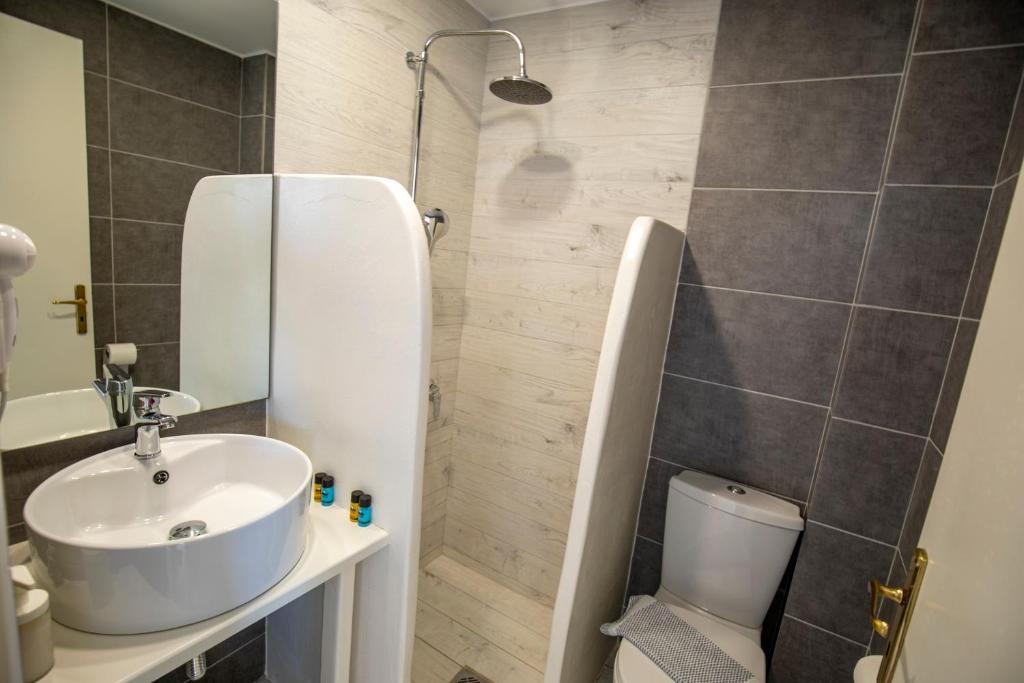 Koupelna v ubytování Hotel Galini Sifnos