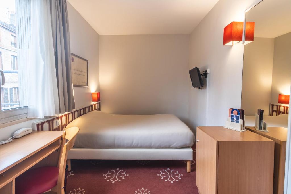 Postel nebo postele na pokoji v ubytování Hotel Ours Blanc - Victor Hugo