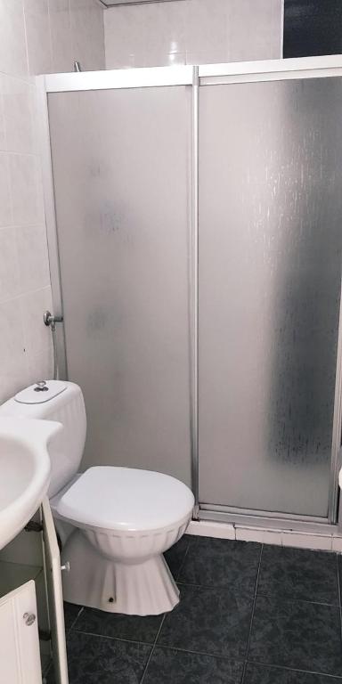 A bathroom at Ladies Beach Hotel