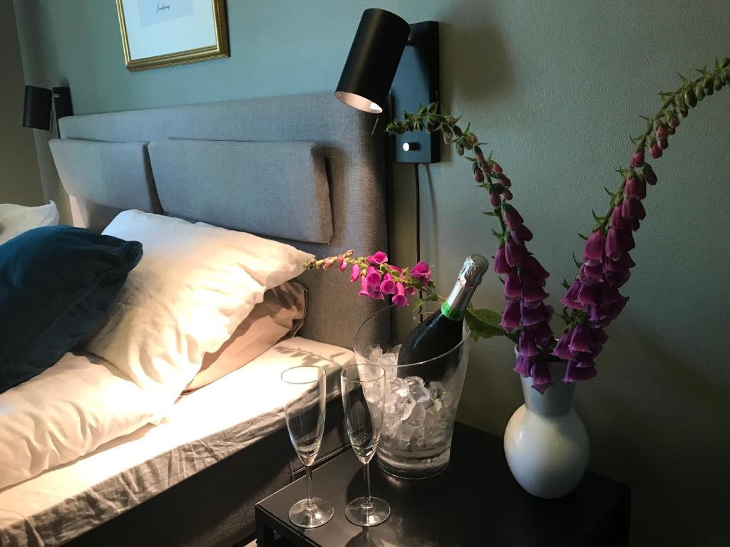 Postel nebo postele na pokoji v ubytování Hasse på Sjökanten Hotell & Restaurang