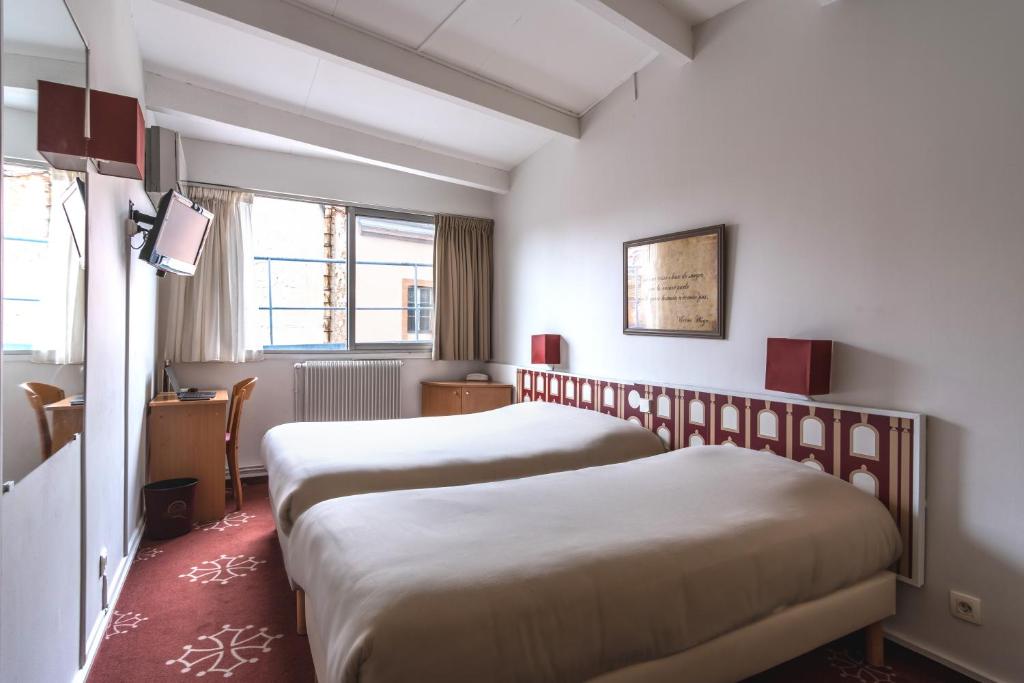 Postel nebo postele na pokoji v ubytování Hotel Ours Blanc - Victor Hugo