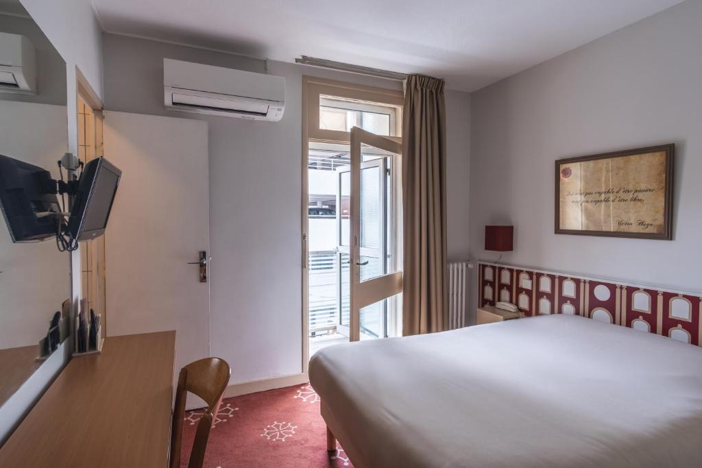 Postel nebo postele na pokoji v ubytování Hotel Ours Blanc - Victor Hugo