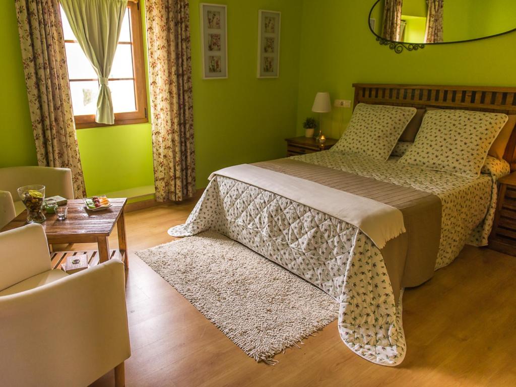 A bed or beds in a room at Casa Ceferinos