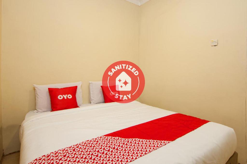 Llit o llits en una habitació de OYO 2045 Hotel 211