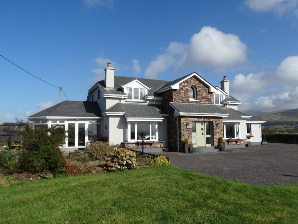 una casa en una colina con césped verde en Dunlavin House - Aidan OBrien, en Dingle