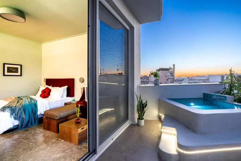 Top Floor Getaway, Balcony and Private Pool + Acropolis View!, Atena, Grecia