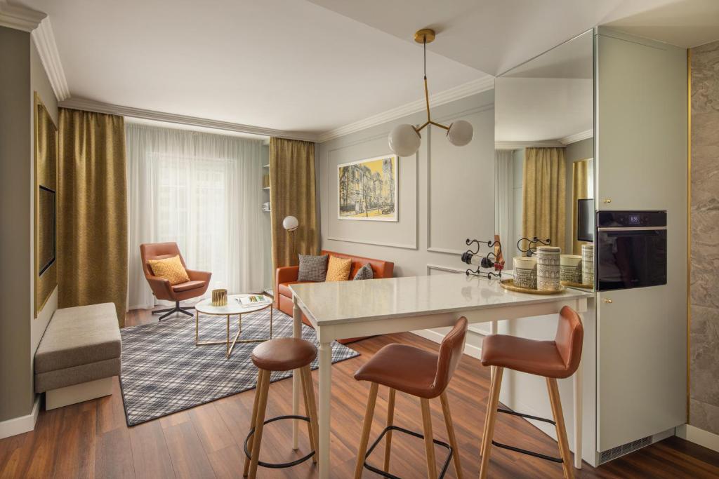 Kuchyň nebo kuchyňský kout v ubytování Mamaison Residence Izabella Budapest