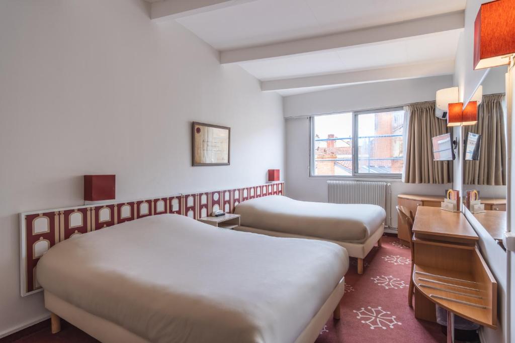 Postel nebo postele na pokoji v ubytování Hotel Ours Blanc - Victor Hugo