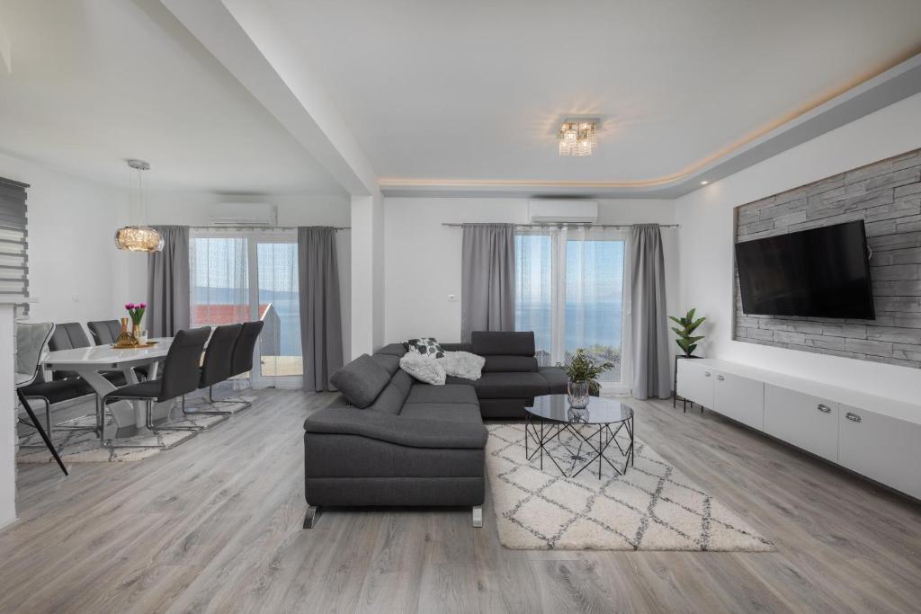 Televízia a/alebo spoločenská miestnosť v ubytovaní Luxury Holiday Home Dioniz