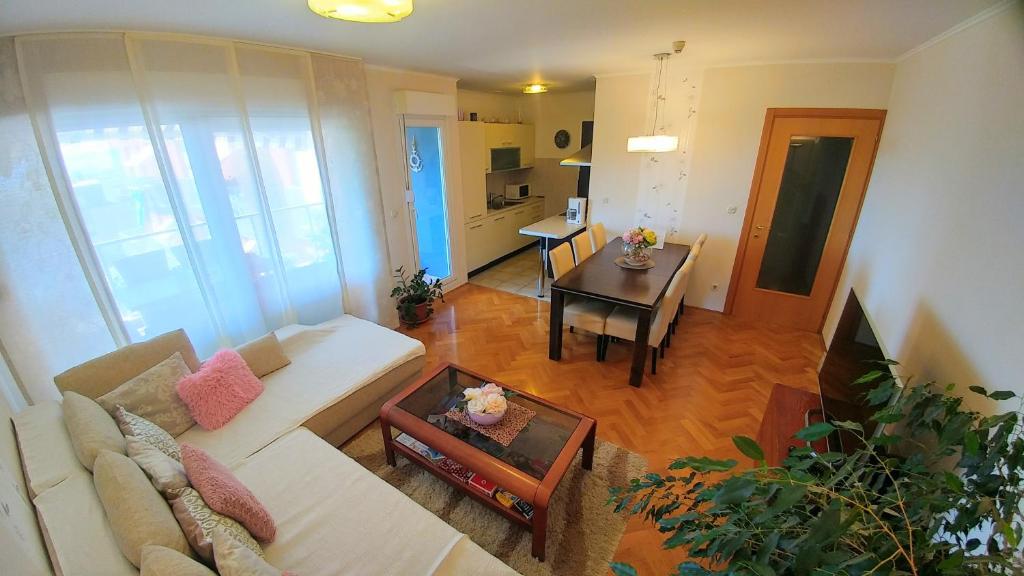 Televízia a/alebo spoločenská miestnosť v ubytovaní Apartment Deluxe Sea View Split