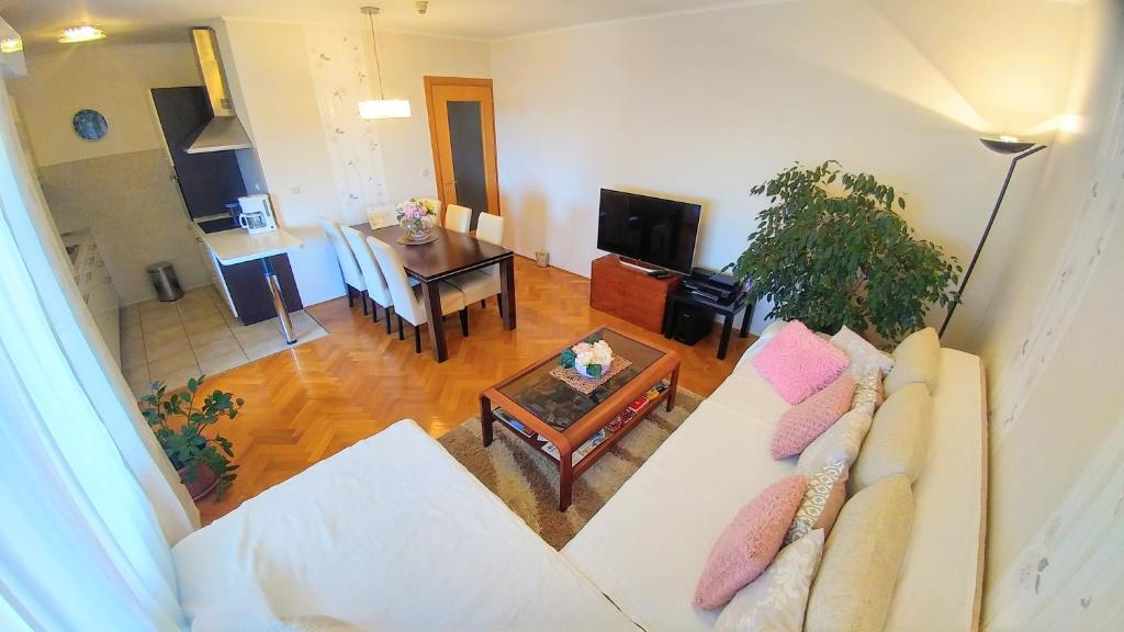 Televízia a/alebo spoločenská miestnosť v ubytovaní Apartment Deluxe Sea View Split