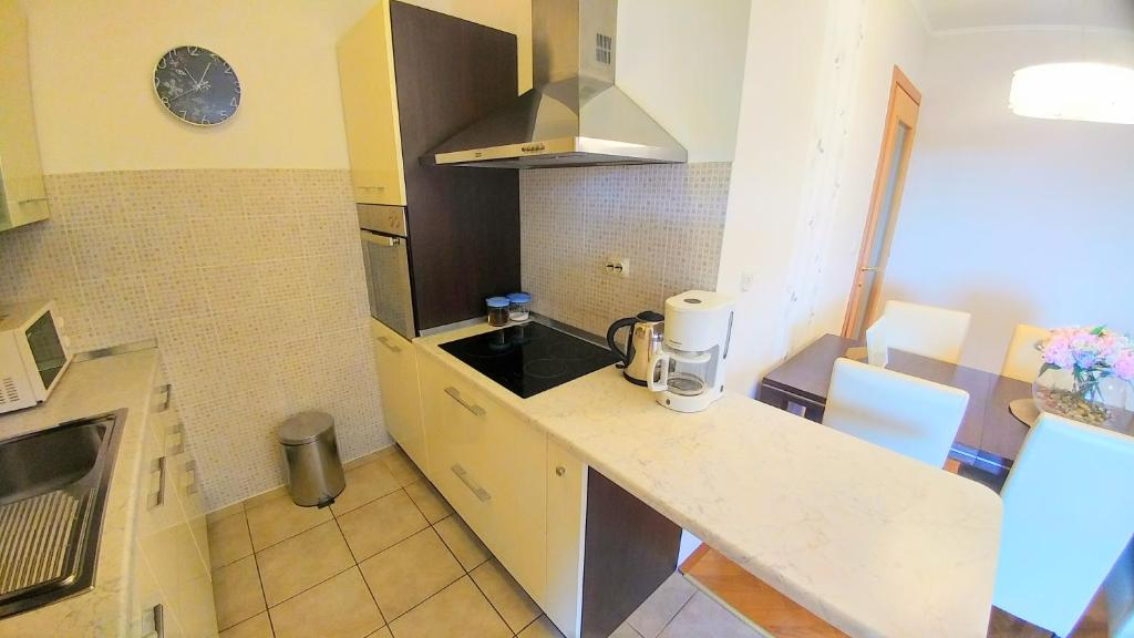 Kuchyňa alebo kuchynka v ubytovaní Apartment Deluxe Sea View Split