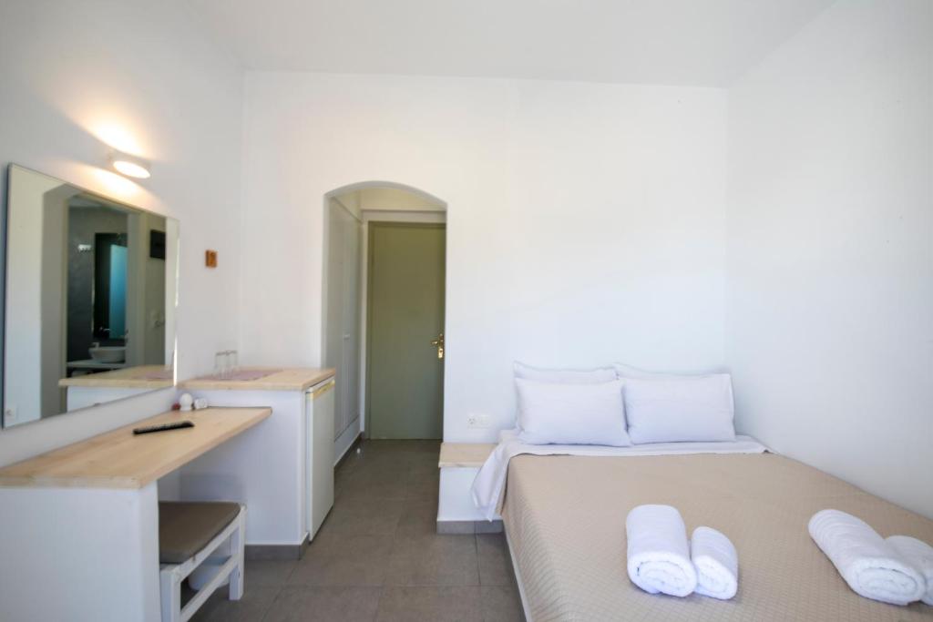Postel nebo postele na pokoji v ubytování Hotel Galini Sifnos