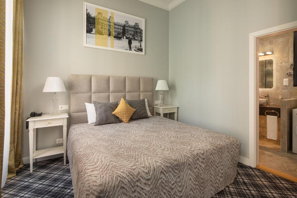 Postel nebo postele na pokoji v ubytování Mamaison Residence Izabella Budapest
