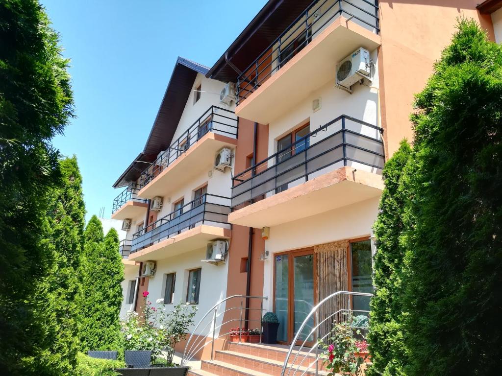 um edifício de apartamentos com varandas e arbustos em Casa Mevas em Costinesti