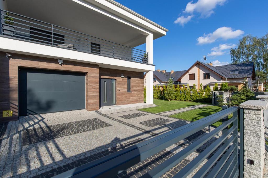 une maison avec un portail et un garage dans l'établissement Villa Balticum, à Świnoujście