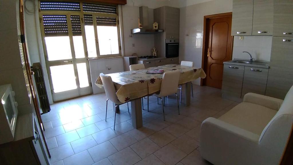 eine Küche mit einem Tisch und Stühlen im Zimmer in der Unterkunft Casa Maria in Manduria