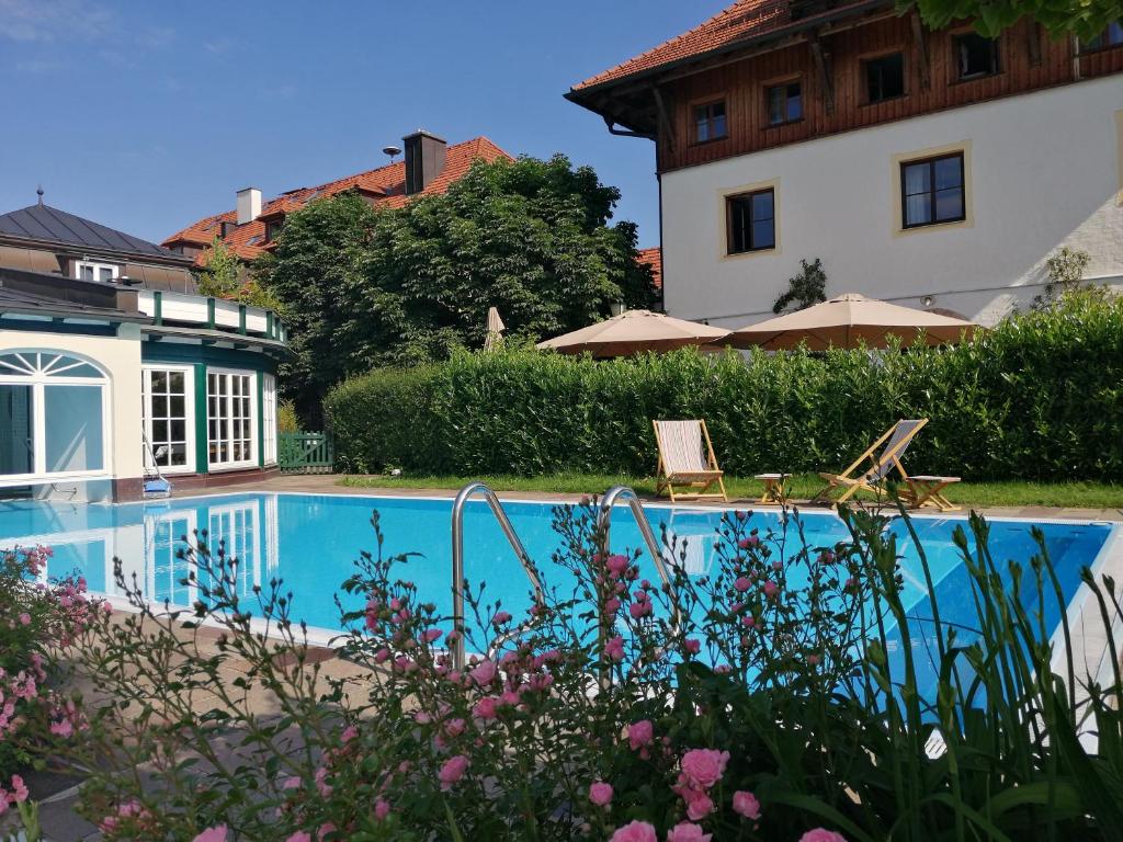 The swimming pool at or close to Romantik Spa Hotel Elixhauser Wirt