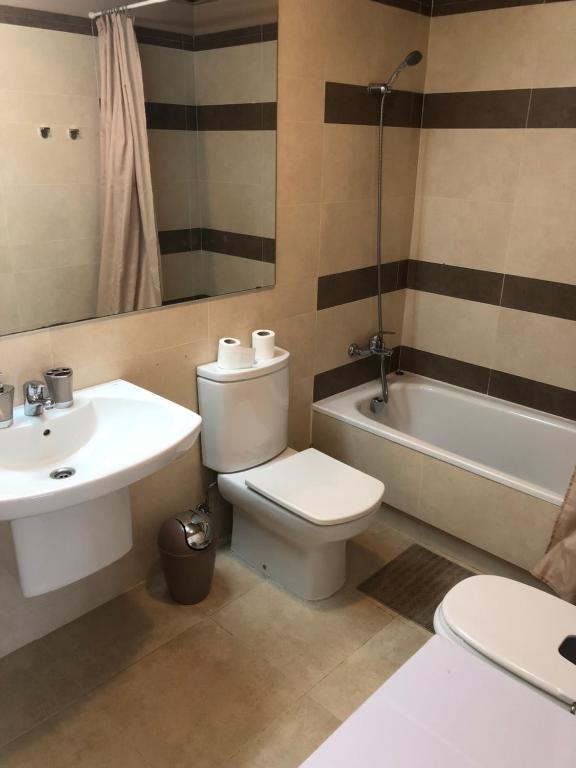 Kúpeľňa v ubytovaní Sunny apartment Sa Boadella big solarium sea view
