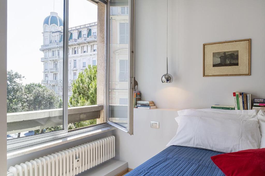 sypialnia z łóżkiem i oknem w obiekcie Suite Blu a Genova by Wonderful Italy w Genui