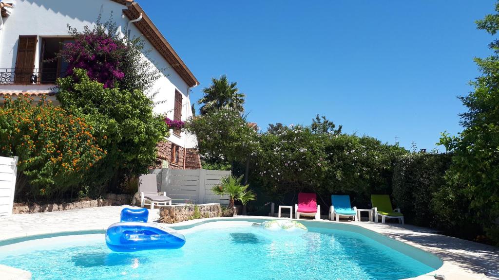 - une piscine avec toboggan dans l'arrière-cour dans l'établissement VILLA ESTEREL, à Saint-Raphaël