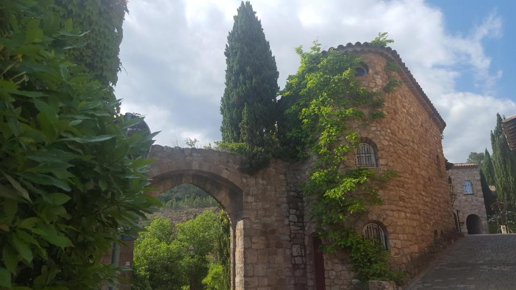 un vecchio edificio in mattoni con arco di La Sentinelle a Les Arcs-sur-Argens