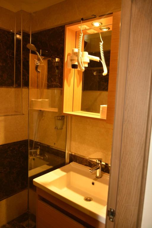 Pure Diamond Hotel - Standard Single Room