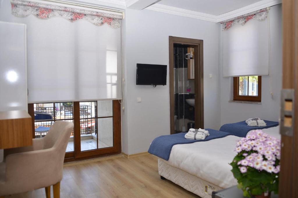 Pure Diamond Hotel في أنطاليا: غرفة نوم بسرير ونافذة وتلفزيون