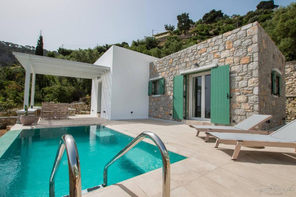 uma villa com piscina e um edifício em Natura e Mare em Cárpatos
