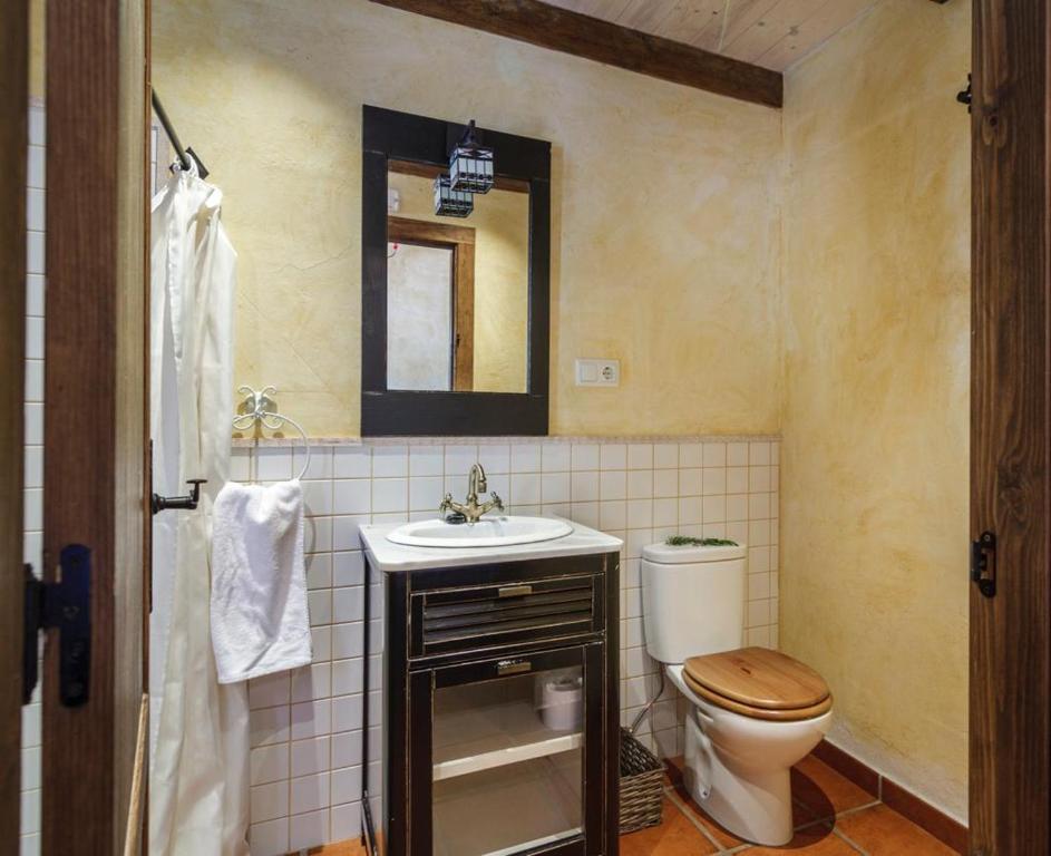 A bathroom at El Nogal De Laguna