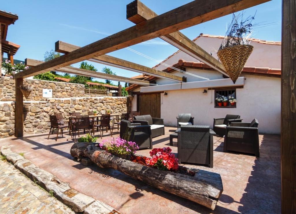 A patio or other outdoor area at El Nogal De Laguna