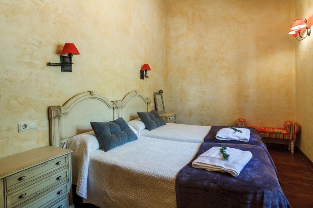 A bed or beds in a room at El Nogal De Laguna